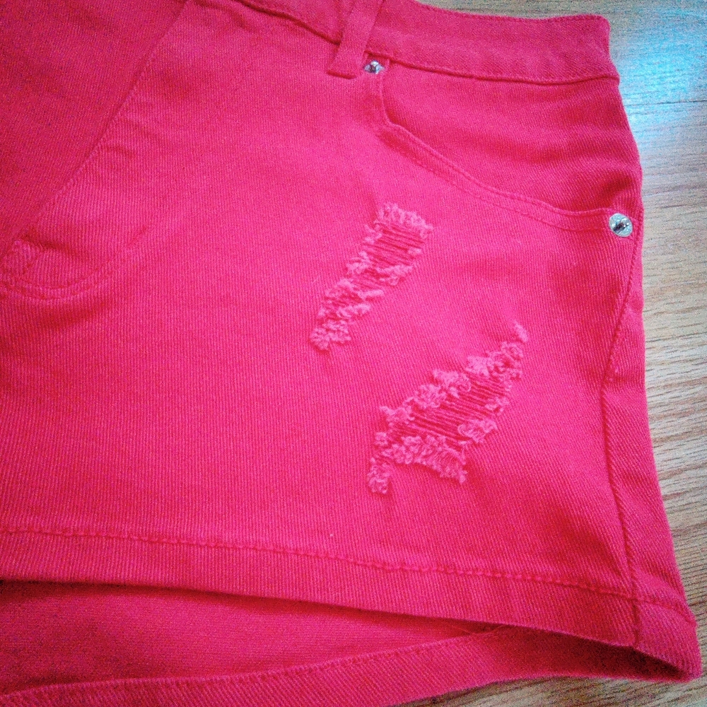 NWT H&M Red Distressed Denim High Waisted Shorts Women's Size 6 - Picture 5 of 8